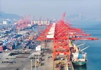 Quang cảnh cảng hàng hóa tại tỉnh Giang Tô, Trung Quốc. Ảnh: THX/TTXVN