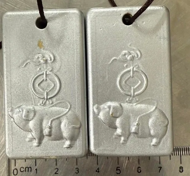 2 miếng kim loại nghi là vàng được phủ bạc tinh vi để qua mặt cơ quan chức năng bị phát hiện ngày 10/4. (Ảnh đơn vị cung cấp)