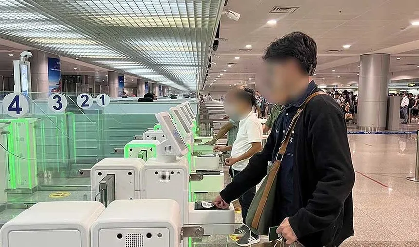 Cần siết quy trình cấp e-visa để hạn chế việc người nước ngoài ở lại Việt Nam trái phép. Trong ảnh: Làm thủ tục nhập cảnh tại sân bay Nội Bài.