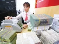 Lãi suất tiền gửi VND đang được nhiều ngân hàng điều chỉnh tăng ở một số kỳ hạn. Ảnh: Dũng Minh