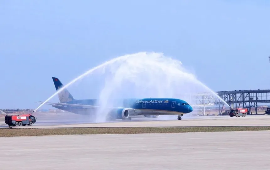 Chuyến bay chở khách đầu tiên do Vietnam Airlines khai thác hạ cánh tại Cảng hàng không quốc tế Long Thành vào ngày 19/12/2025.