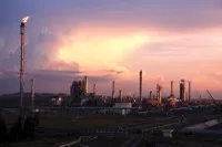 Các nhà máy lọc dầu đang gặp khó khăn do giá dầu thô và crack margin giảm mạnh