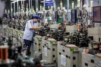 Công nhân làm việc tại dây chuyền sản xuất cuộn cảm của một nhà máy ở thành phố Tô Thiên, tỉnh Giang Tô, Trung Quốc. Ảnh: AFP