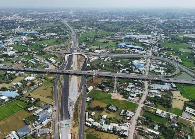 Nút giao kết nối Vành đai 3, cao tốc Bến Lức - Long Thành và TP.HCM - Trung Lương tại cửa ngõ Tây TP.HCM vừa thông xe kỹ thuật.