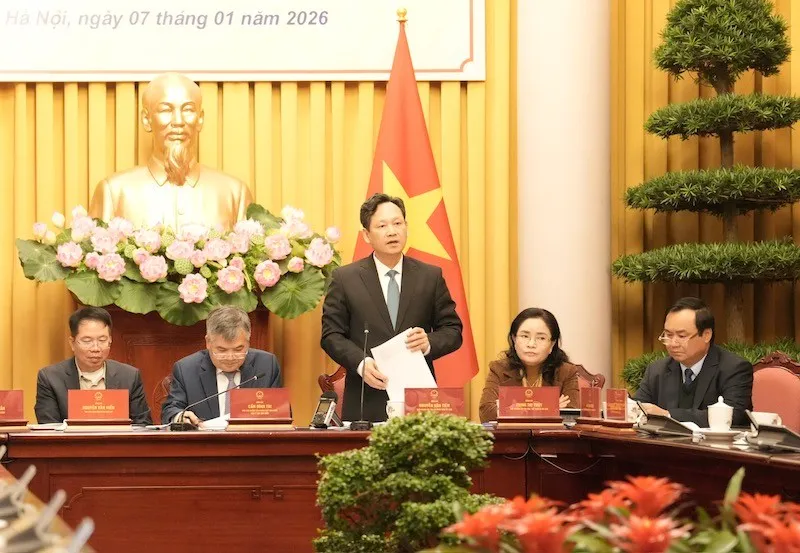 Phó chánh án TAND Tối cao Nguyễn Văn Tiến giới thiệu luật. 
