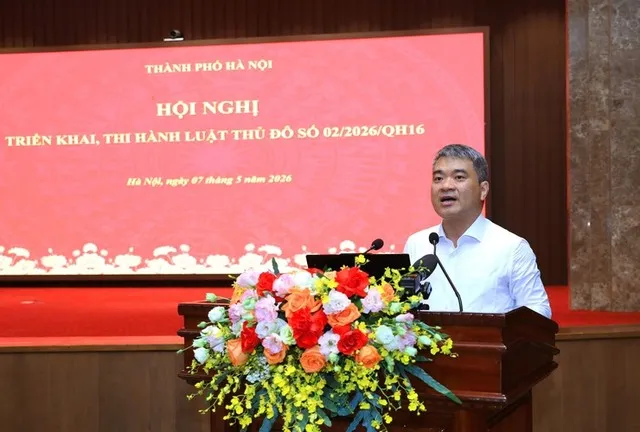 Thứ trưởng Bộ Tư pháp Nguyễn Thanh Tú phổ biến, quán triệt một số nội dung cơ bản của Luật Thủ đô số 02/2026/QH16 tại Hội nghị triển khai thi hành Luật Thủ đô do TP. Hà Nội tổ chức sáng 7/5. Ảnh: Lê Hải