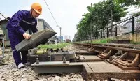 Bảo trì hệ thống thông tin tín hiệu trên tuyến đường sắt Bắc Nam. Ảnh: P.V