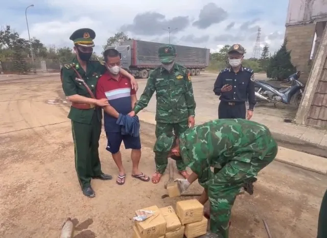 Lực lượng chức năng cửa khẩu Nam Giang bắt giữ đối tượng cùng tang vật 14,2kg heroin.