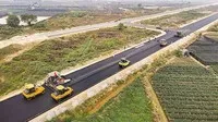 Thi công xây dựng đường song hành thuộc Dự án vành đai 4 vùng Thủ đô.