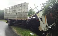 Chiếc xe mất phanh và đâm vào taluy đường và bị hư hỏng nặng