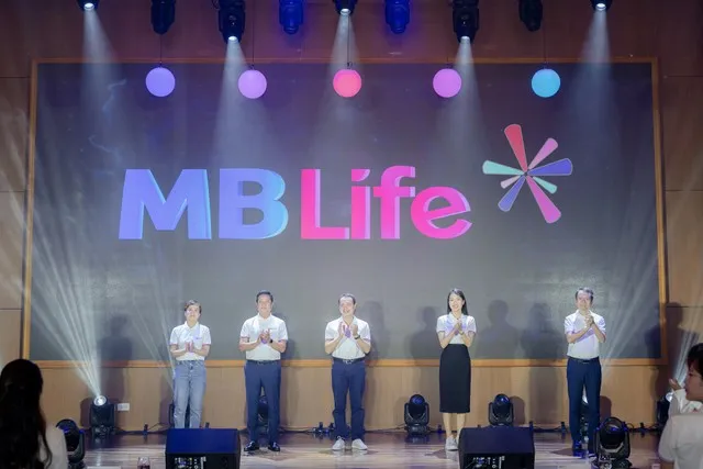 Ban Lãnh đạo MB Life trong lễ kick off tên thương hiệu mới
