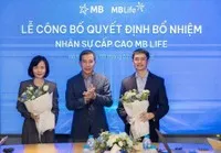 Chủ tịch HĐQT Ngân hàng MB (giữa) trao quyết định bổ nhiệm và chúc mừng 2 lãnh đạo mới của MB Life
