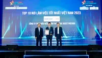 Chủ tịch kiêm Tổng giám đốc Mirae Asset Prévoir ông Ko Young Wan (đứng giữa) trong lễ trao giải Top 10 nơi làm việc tốt nhất năm 2023