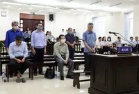 Các bị cáo nghe đại diện Viện Kiểm sát trình bày bản luận tội và đề nghị mức án trong phiên tòa sơ thẩm. (Ảnh: TTXVN).