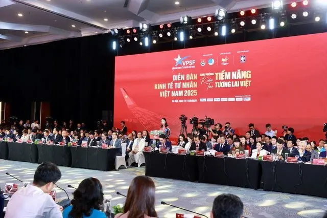Toàn cảnh Diễn đàn Kinh tế tư nhân Việt Nam 2025, Phiên đối thoại cấp cao chiều ngày 16/9. Ảnh: Chí Cường