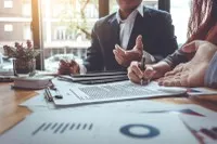Môi giới bảo hiểm giữ vai trò vừa là nhà tư vấn, đồng thời là một kênh phân phối sản phẩm bảo hiểm cho các doanh nghiệp bảo hiểm