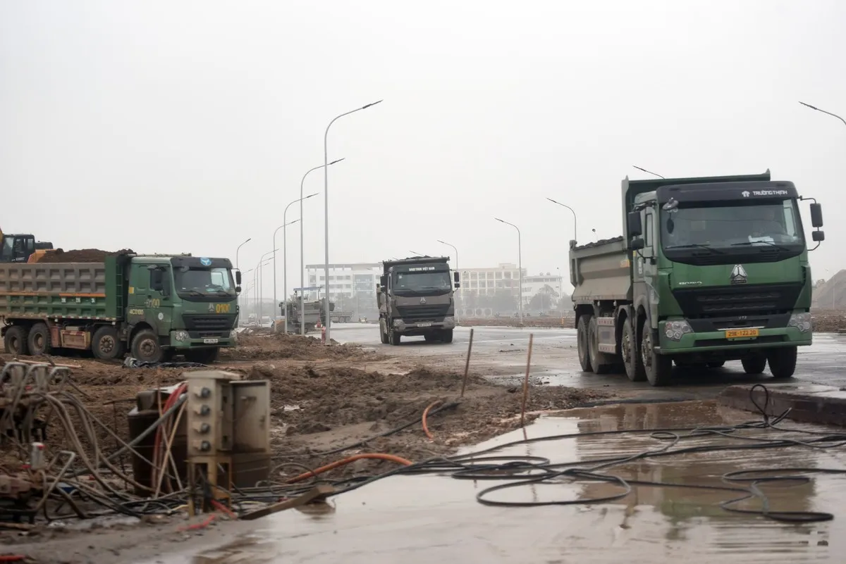 Hiện tại, dự án vẫn đang trong giai đoạn hoàn thiện mặt bằng. Trong sáng 4/3, trong công trường, thiết bị nhân công hoạt động tấp nập, các khu nhà đã được phân chia rõ ràng, đường nội khu rải thảm nhựa.