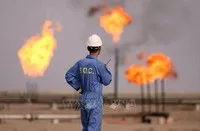 Công nhân làm việc tại nhà máy lọc dầu trên đảo Khark, Iran. Ảnh: IRNA/TTXVN