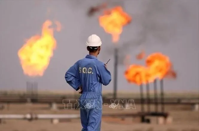 Công nhân làm việc tại nhà máy lọc dầu trên đảo Khark, Iran. Ảnh: IRNA/TTXVN