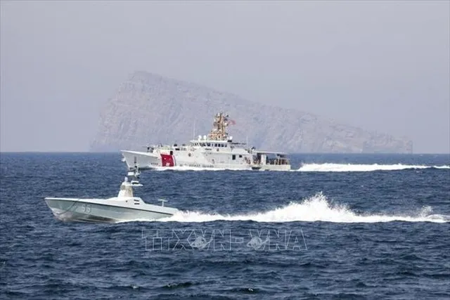 Tàu di chuyển tại Eo biển Hormuz. Ảnh tư liệu: IRNA/TTXVN