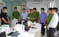 Cơ quan Công an đọc lệnh khám xét nơi làm việc của Tuân. Đối tượng Tuân (dấu X)