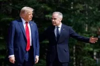 Tổng thống Mỹ Donald Trump (bìa trái) và Thủ tướng Canada Mark Carney tại lễ đón tiếp trong hội nghị thượng đỉnh G7 diễn ra ở Kananaskis, bang Alberta, Canada vào ngày 16/6/2025. Ảnh: AFP