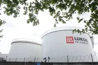 Các bể chứa dầu thuộc công ty Lukoil của Nga tại Brussels, Bỉ. Ảnh: AFP/TTXVN