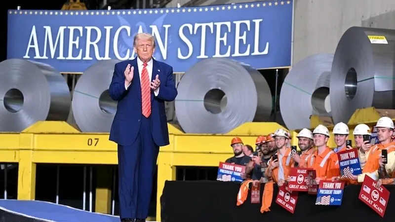 Tổng thống Donald Trump cho rằng việc tăng thuế thép sẽ có lợi cho hoạt động kinh doanh của liên doanh giữa US Steel và Nippon Steel tại Mỹ. Ảnh: AFP 