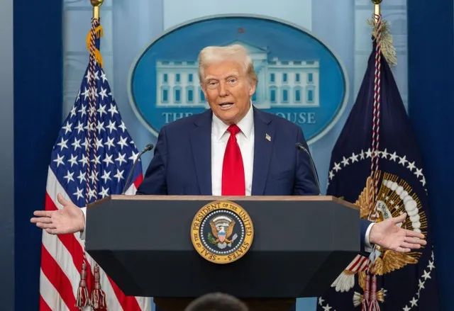 Tổng thống Mỹ Donald Trump phát biểu trong cuộc họp báo tại Nhà Trắng. Ảnh: THX/TTXVN