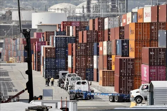 Các container hàng hóa tại cảng Los Angeles, bang California, Mỹ. Ảnh minh họa: THX/TTXVN