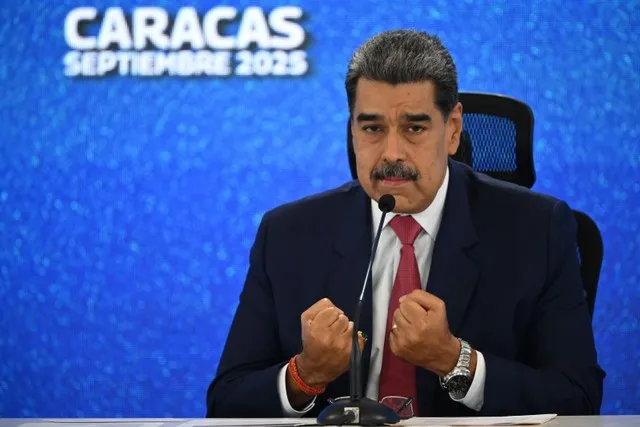 Tổng thống Nicolas Maduro và Chính phủ Venezuela kịch liệt phản đối các hành động của Mỹ và phủ nhận mọi cáo buộc liên quan tới tội phạm ma túy, đồng thời cho rằng Washington đang theo đuổi chính sách mạo hiểm nhằm kiểm soát trữ lượng dầu mỏ khổng lồ của Venezuela. Ảnh: THX/TTXVN