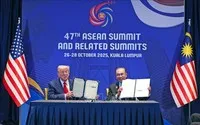 Thủ tướng Anwar Ibrahim và Tổng thống Mỹ Donald Trump tại lễ ký thảo thuận thương mại song phương. Ảnh: TTXVN