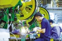 Nâng cao chất lượng nhân lực, tiếp nhận công nghệ mới chính là con đường để kinh tế Việt Nam vượt qua giông bão. Ảnh: Đức Thanh