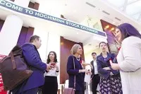 Các nhà đầu tư ngoại đang tăng sự quan tâm đến thị trường chứng khoán Việt Nam sau khi được nâng hạng. Ảnh: Lê Toàn