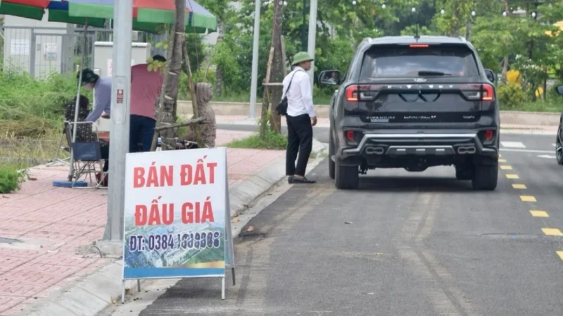 Tình trạng bỏ cọc đấu giá đất thường xuyên diễn ra trong năm 2024. Ảnh: Thanh Vũ