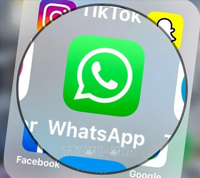 Biểu tượng ứng dụng WhatsApp trên màn hình máy tính bảng tại Lille, Pháp. Ảnh: AFP/TTXVN