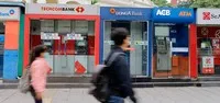 Một chuỗi ATM được đặt trên đường phố Hà Nội. Ảnh: Thanh Hải.
