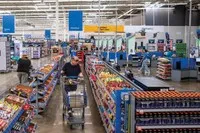 Nhiều nhà bán lẻ lớn phải giảm giá bán và hạ dự báo kinh doanh.