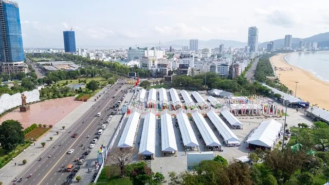 Hơn 100 doanh nghiệp ngành gỗ khắp nơi trên thế giới với hơn 1.200 gian hàng đang hội tụ tại Q-FAIR 2025 để giới thiệu sản phẩm nội - ngoại thất, các xu hướng sản xuất mới.