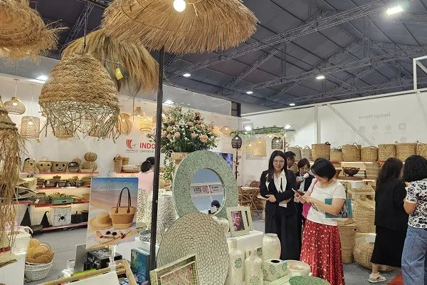 Nhiều gian hàng đã thu hút đông đảo khách tham quan và đối tác tiềm năng đến tìm kiếm cơ hội hợp tác, đầu tư.