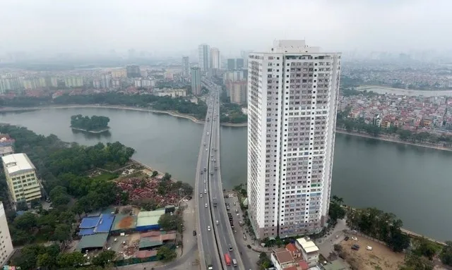 Chung cư VP6 Linh Đàm nằm cạnh Hồ Linh Đàm (phường Hoàng Liệt, quận Hoàng Mai, Hà Nội), được đưa vào sử dụng từ năm 2015.