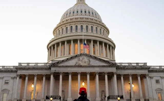 Một người ủng hộ Trump chụp ảnh bên ngoài Điện Capitol ở Washington DC