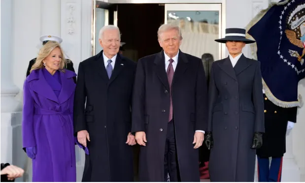 Ông Bidens và ông Trump cùng vợ tại Nhà Trắng, trước khi vào trong uống trà. Ảnh: AP
