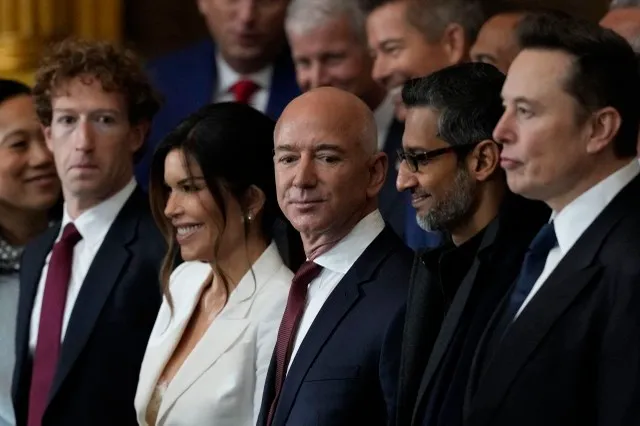 Các tỷ phú công nghệMark Zuckerberg, Jeff Bezos, Sundar Pichai và Elon Musk đến dự lễ nhậm chức của Tổng thống đắc cử Donald Trump tại Capitol Rotunda ở Washington, DC