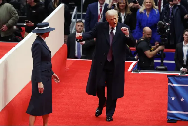 Ông Donald Trump và bà Melania đến dự lễ diễu hành nhậm chức trong nhà