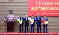 Chủ tịch tỉnh Nghệ An tặng hoa chúc mừng các nhân sự được bổ nhiệm.