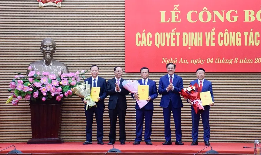Chủ tịch tỉnh Nghệ An tặng hoa chúc mừng các nhân sự được bổ nhiệm.