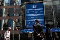 Bên ngoài trụ sở Sở giao dịch chứng khoán Hong Kong. Ảnh: AFP