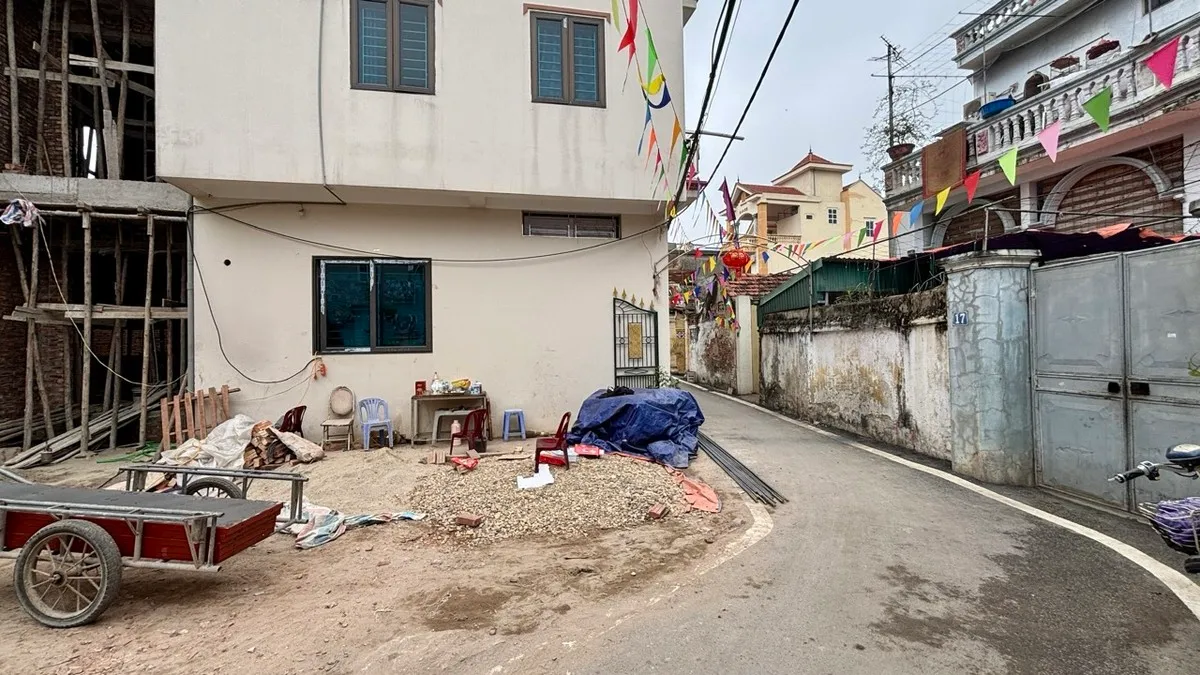 Cũng nằm trong một con ngõ chỉ vừa đủ hai xe máy tránh nhau, mảnh đất trong hình có diện tích 60 m2 và giá bán là 85 triệu đồng/m2. Theo lời môi giới, giá các lô đất đã tăng gấp đôi so với năm ngoái do “ăn theo” dự án mới. Thửa đất càng nằm gần công trình, mức giá sẽ càng cao.