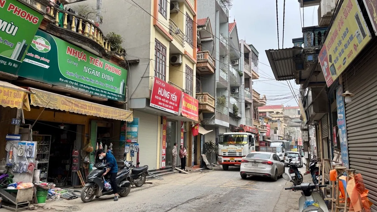 Trên đường Phan Xích, xã Tân Hội, một căn nhà rộng 70 m2, cao 4 tầng đang cho thuê cả nhà với giá 20 triệu đồng/tháng. Chủ nhà thẳng thắn cho biết, giá nhà tại đây hiện rất cao, thậm chí ngang với các căn liền kề trong dự án.